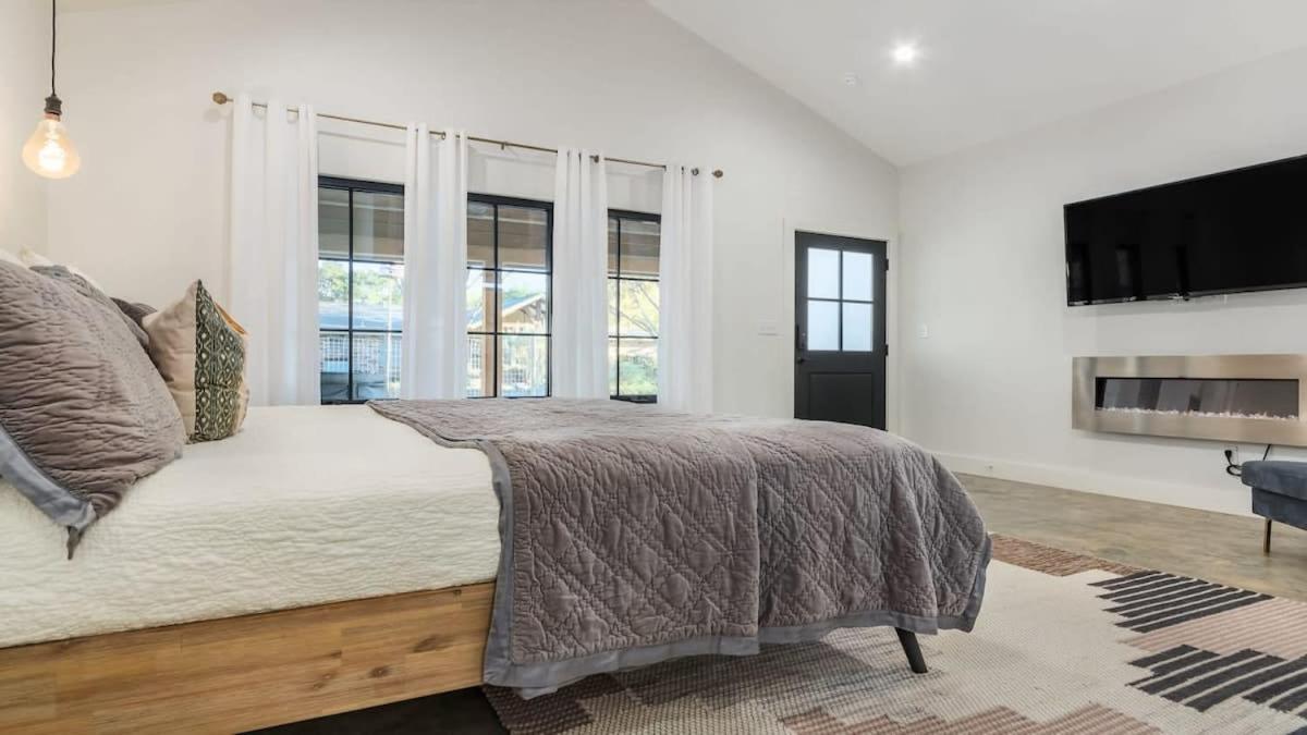 Alley Kat Guesthouse With Private Hot Tub Fredericksburg Exterior foto