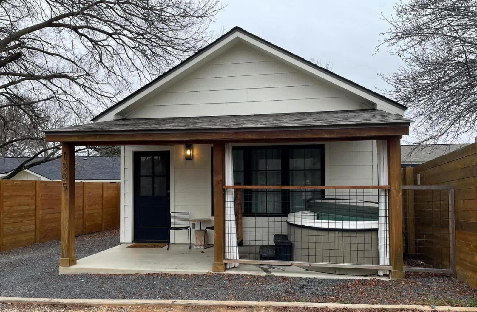 Alley Kat Guesthouse With Private Hot Tub Fredericksburg Exterior foto